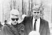 Donald Trump jako psychická opora Ivanky na pohřbu jejího otce