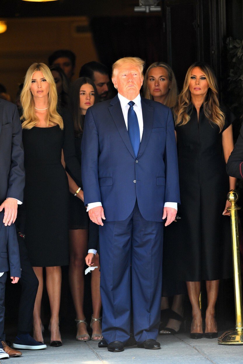 Pohřeb Ivany Trumpové - Donald Trump s dětmi a manželkou Melanií