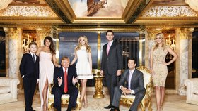 Donald Trump a jeho rodina (zleva): Barron, Melania, Donald, Tiffany, Eric, Donald jr., Ivanka