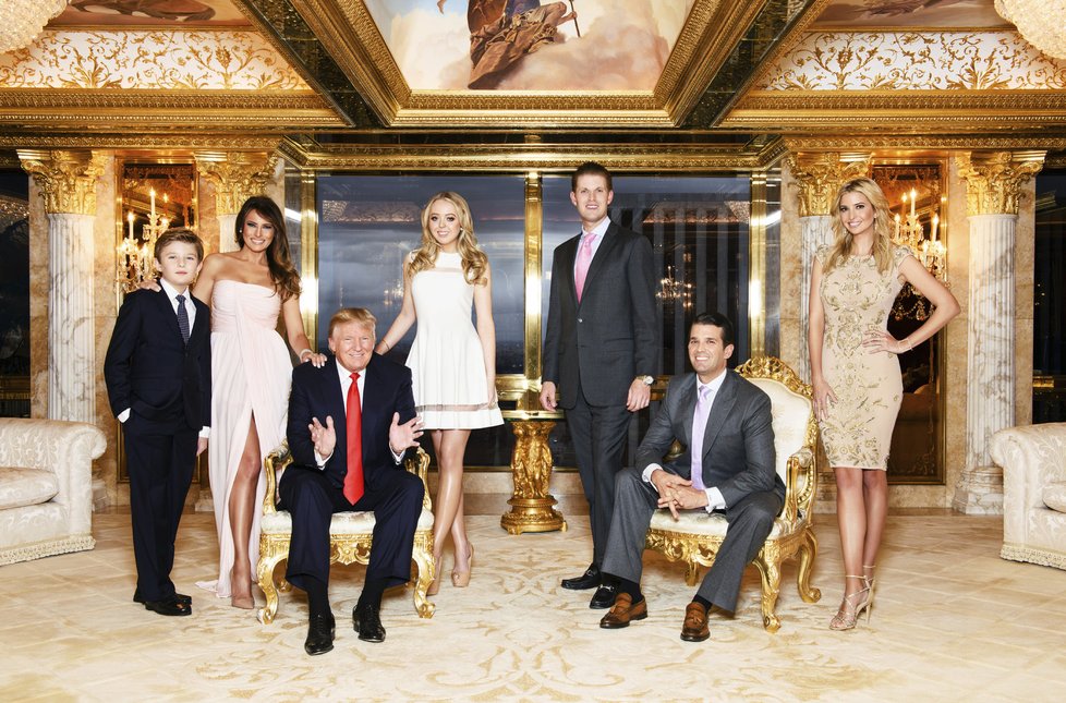 Donald Trump a jeho rodina (zleva): Barron, Melania, Donald, Tiffany, Eric, Donald jr., Ivanka