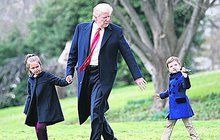 Prezidentský děda Trump a vnoučata:  Do vrtulníku s vrtulníčkem!