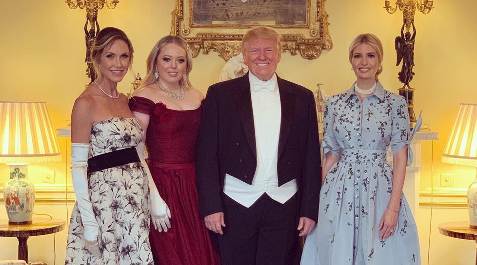 Americký prezident Donald Trump se svými dcerami Ivankou a Tiffany, plus manželkou svého syna Erica