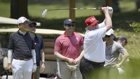 Trump v Japonsku: Na golfu s premiérem Abem