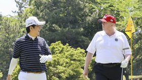 Trump v Japonsku: Na golfu s premiérem Abem