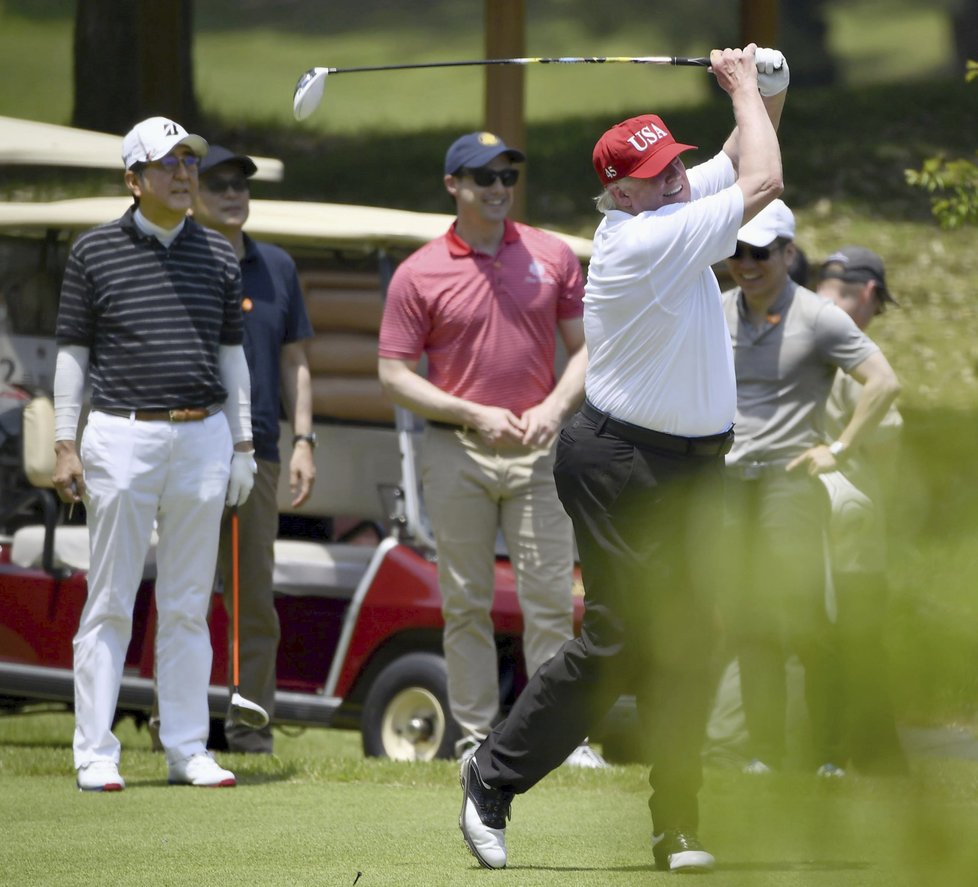 Exprezident USA Donald Trump je velkým milovníkem golfu, i během své prezidentury si zahrál, kdykoliv mohl, třeba i během oficiální návštěvy Japonska: Na golfu s tehdejším premiérem Abem