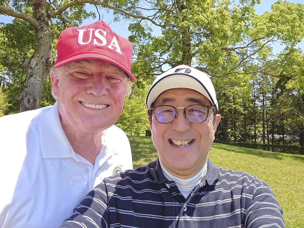 Trump v Japonsku: Na golfu s premiérem Abem