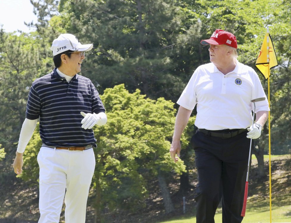 Exprezident USA Donald Trump je velkým milovníkem golfu, i během své prezidentury si zahrál, kdykoliv mohl, třeba i během oficiální návštěvy Japonska: Na golfu s tehdejším premiérem Abem