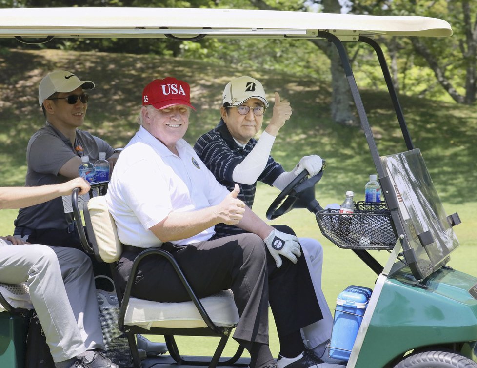 Trump v Japonsku: Na golfu s premiérem Abem