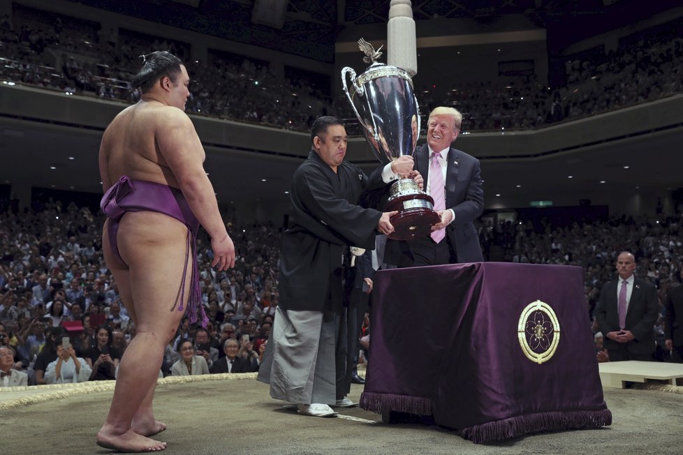 Trump v Japonsku na sumo předal vítězi zápasu prezidentský pohár