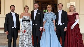 Děti amerického prezidenta Donalda Trumpa  zaplavily při návštěvě Británie sociální sítě. Na snímku Donald jr., Ivanka, Eric a jeho manželka a Tiffany.