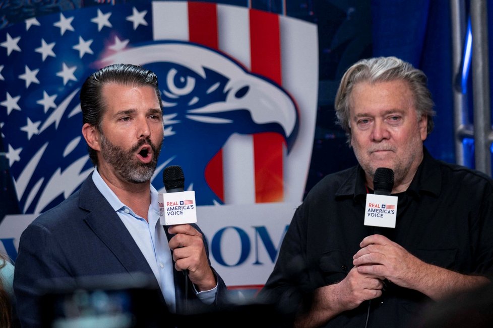 Donald Trump Junior a Steve Bannon zase kopou za Trumpa staršího (3. 3. 2023).