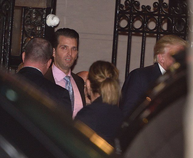 Donald Trump junior vychází z restaurace 21 Club za svým otcem.