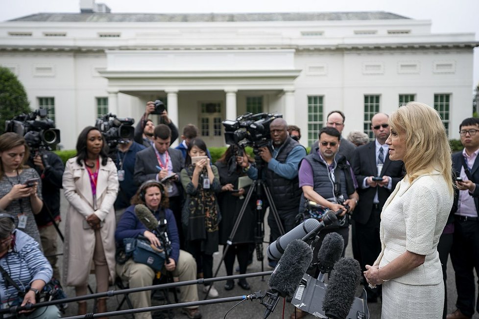Poradkyně prezidenta Trumpa Kellyane Conwayová na tiskové konferenci Bílého domu (1. 5. 2019).