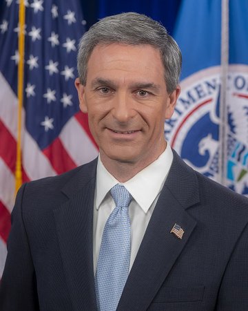 Ken Cuccinelli coby úřadující náměstek ministra vnitřní bezpečnosti (26. 7. 2019).