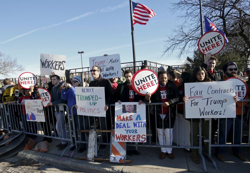 Odpůrci Donalda Trumpa protestující v Chicagu