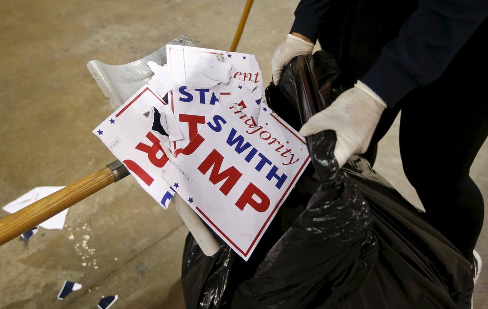 Trumpovo velké předvolební shromáždění v Chicagu bylo zrušeno. Kvůli potyčkám jeho stoupenců a odpůrců.