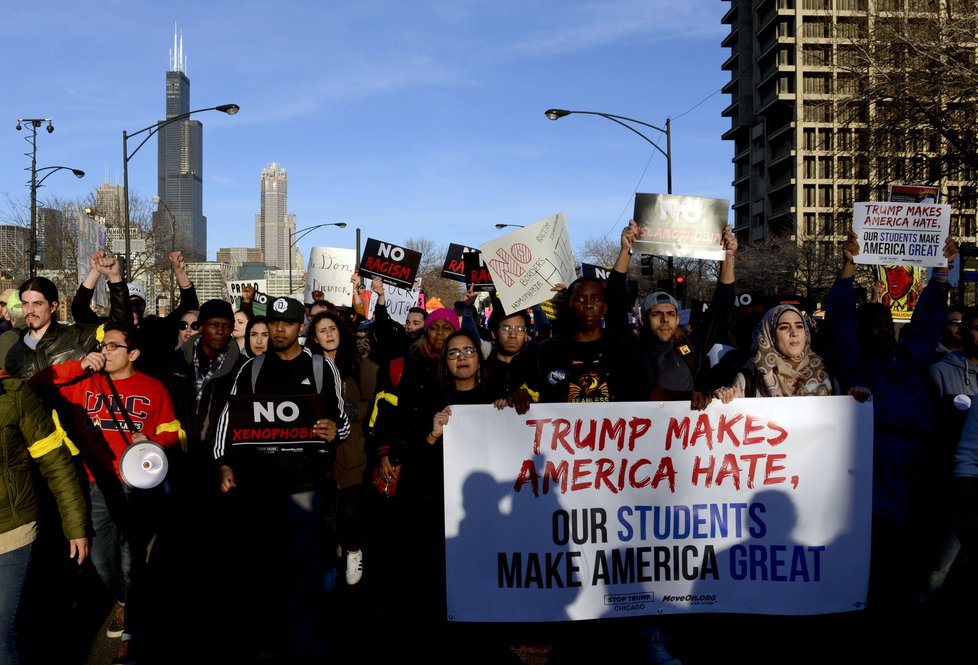 Odpůrci Donalda Trumpa protestující v Chicagu