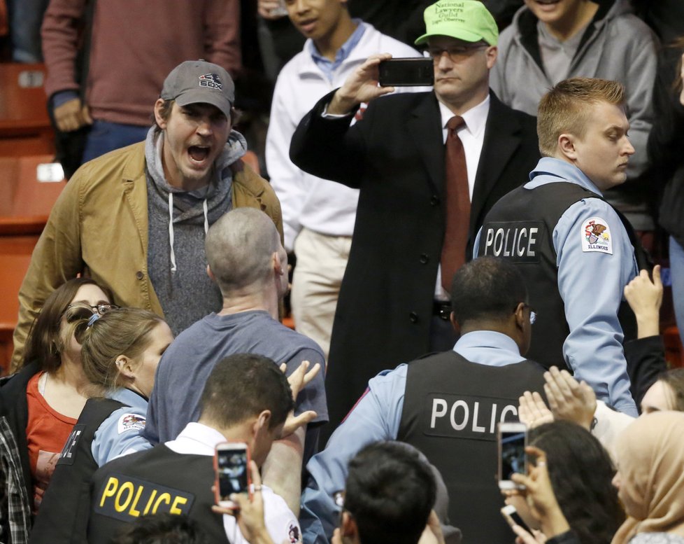 Trumpovo velké předvolební shromáždění v Chicagu bylo zrušeno. Kvůli potyčkám jeho stoupenců a odpůrců.