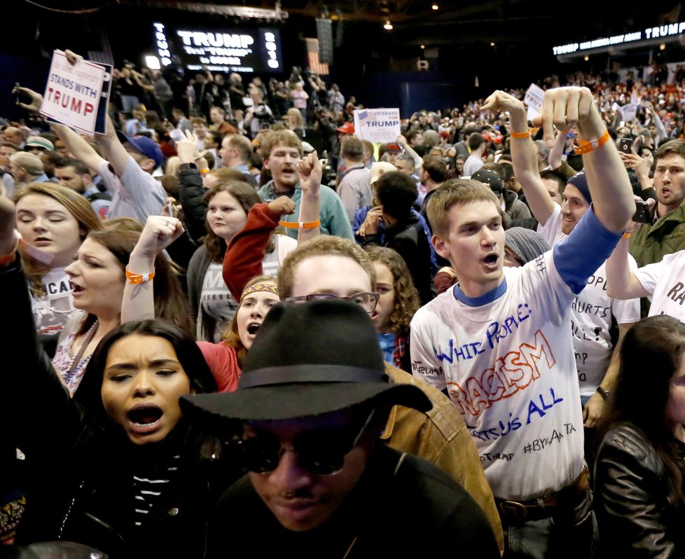 Trumpovo velké předvolební shromáždění v Chicagu bylo zrušeno. Kvůli potyčkám jeho stoupenců a odpůrců.