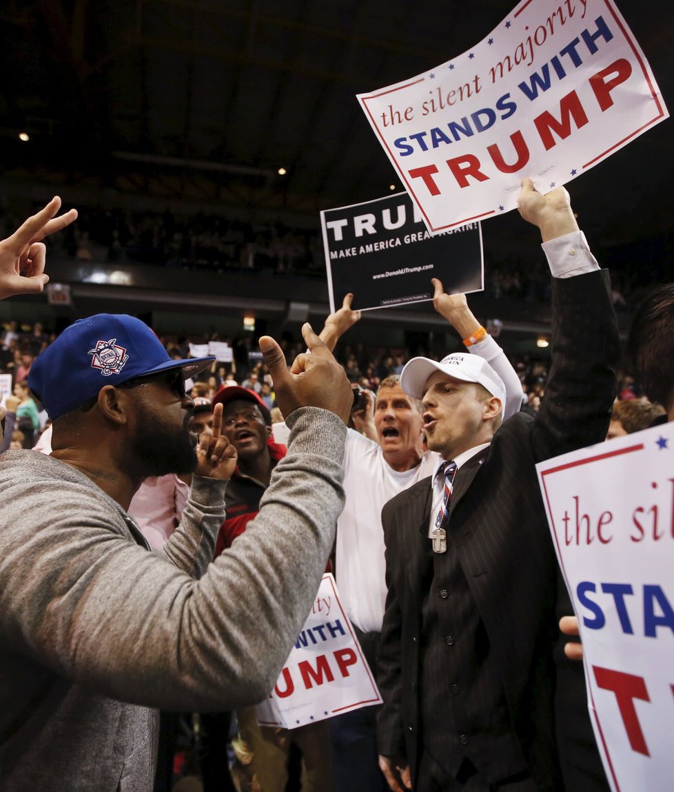 Trumpovo velké předvolební shromáždění v Chicagu bylo zrušeno. Kvůli potyčkám jeho stoupenců a odpůrců.