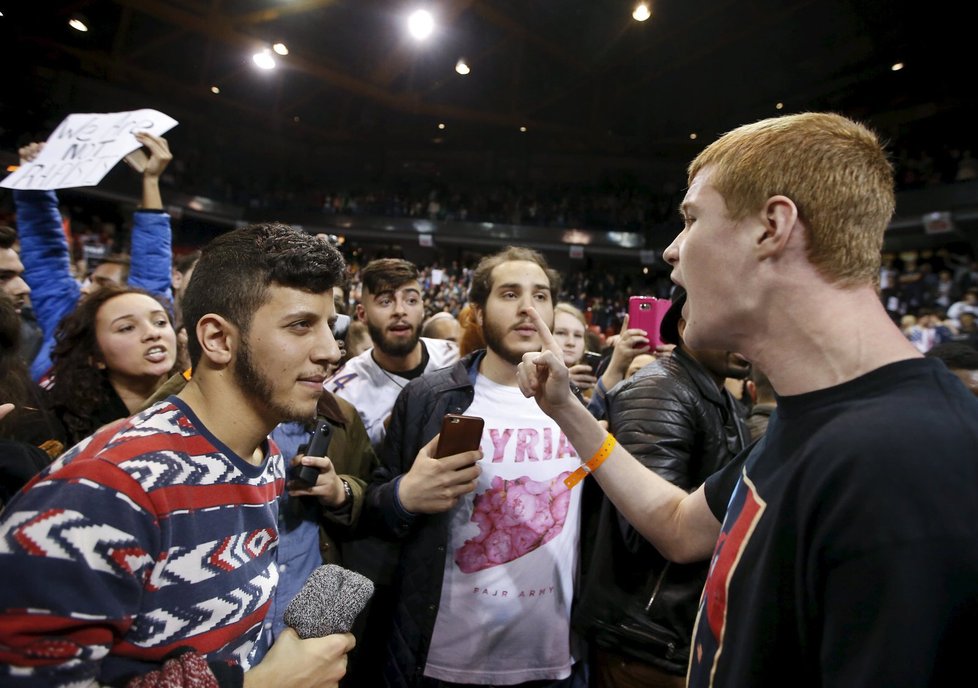 Trumpovo velké předvolební shromáždění v Chicagu bylo zrušeno. Kvůli potyčkám jeho stoupenců a odpůrců.