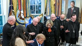Biskupové se omluvili za modlitbu s Trumpem! Bílý dům podle nich záběry zneužil před volbami