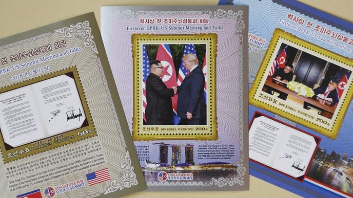V KLDR se prodává série poštovních známek připomínající setkání Donalda Trumpa s Kim Čong-unem z června 2018.