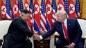 Trump s Kimem během setkání v demilitarizované korejské zóně.