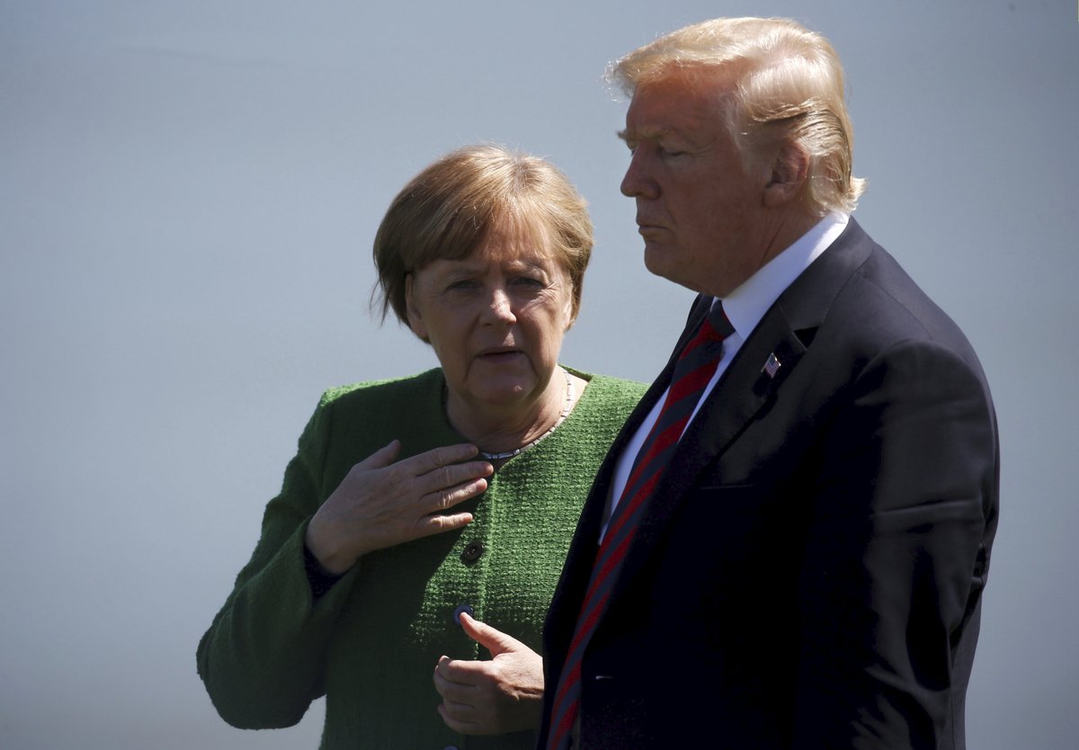 Trump po boku německé kancléřky Angely Merkel.