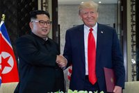 Trump si dál píše s diktátorem Kimem, šokuje nová kniha. A čím exprezident ucpával záchod?
