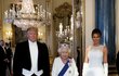 Prezident Donald Trump, královna Alžběta II. a první dáma Melanie Trumpová.