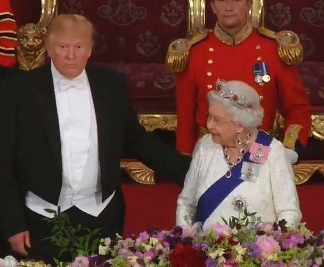 Trump porušil protokol a poplácal královnu Alžbětu II. po zádech.