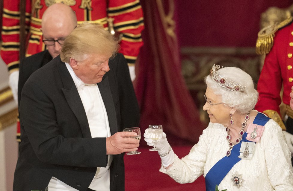 Slavnostní přípitek při setkání Trumpa a britské královny