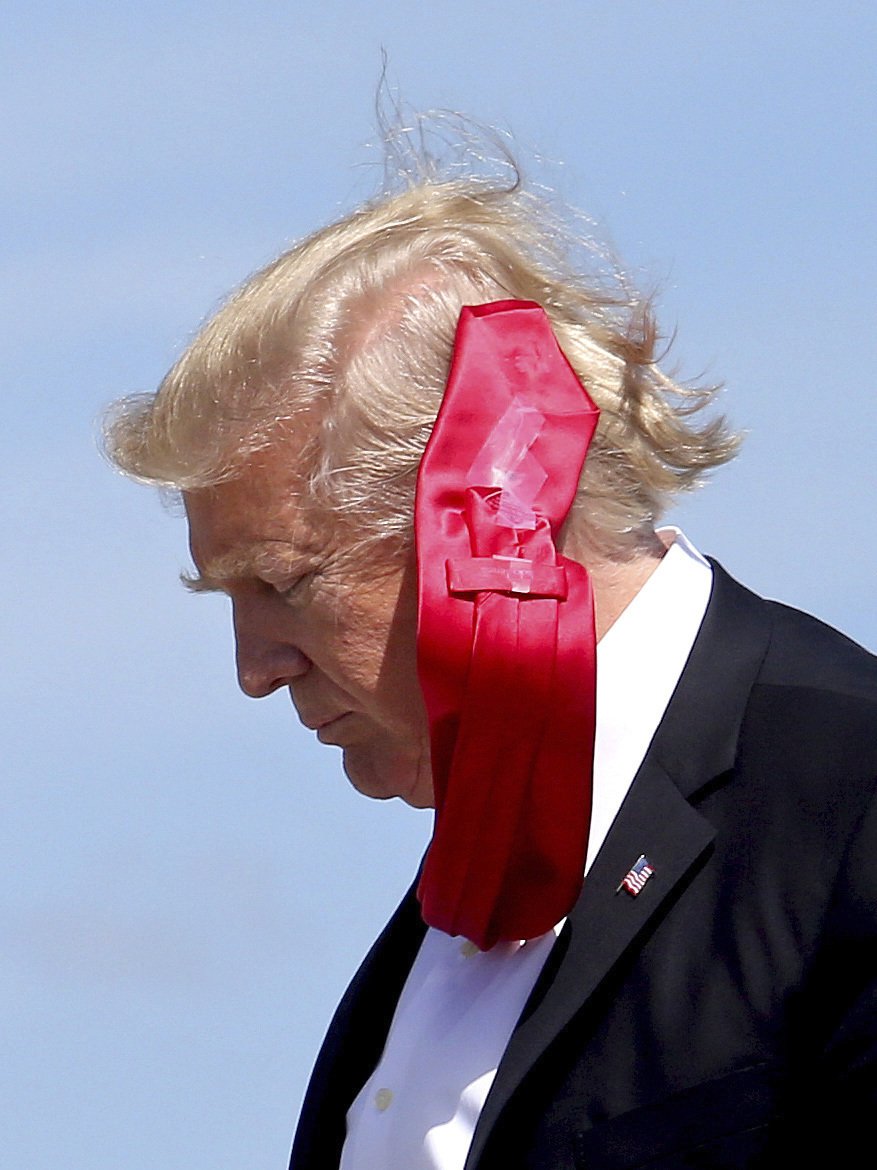 Trumpův trik na neposednou kravatu: Lepicí páska!
