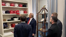 Donald Trump ukazuje sbírku kšiltovek MAGA v Bílém domě Macronovi a Zelenskému.