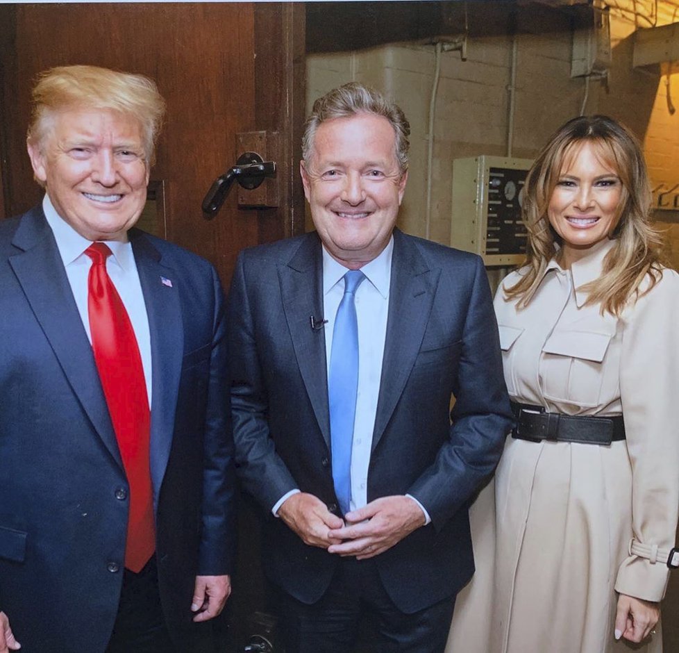 Moderátor Piers Morgan a americký prezident Donald Trump s manželkou Melanií