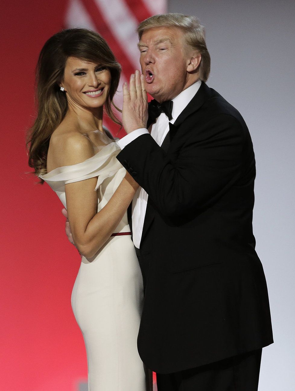 Ani při tanci Donald Trump  manželku moc nevnímal a dělal opičky na všechny okolo. Melania se instinktivně odtahuje.