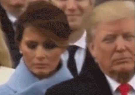 ...jakmile se obrátil dopředu, Melania se zatvářila zoufale.