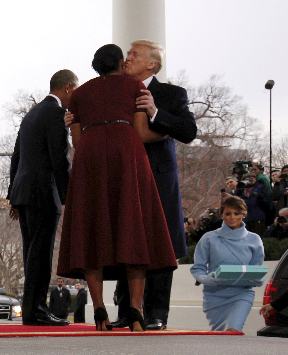 Místo aby Trump manželku představil, vítá se s Obamovými sám.