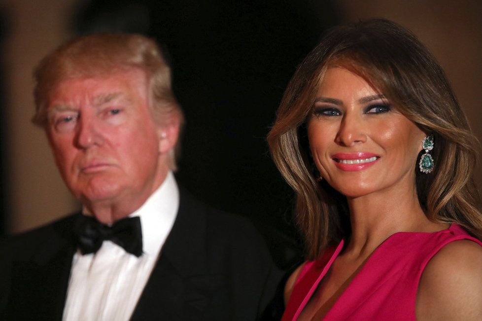 Prezident Donald Trump s manželkou se v Palm Beach zúčastnili plesu k 60. výročí vzniku Červeného kříže.
