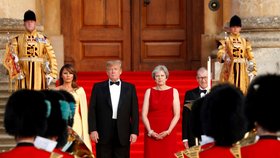 Donald Trump a Melania Trumpová na návštěvě Velké Británie. Setkali se s premiérkou Theresou Mayovou a jejím manželem Philipem 12.7. 2018