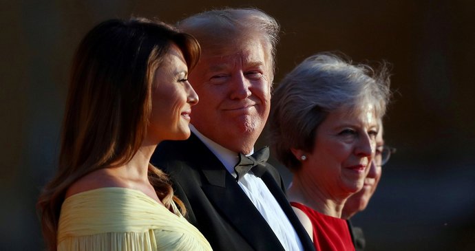 Donald Trump a Melania Trumpová na návštěvě Velké Británie. Setkali se s premiérkou Theresou Mayovou a jejím manželem Philipem 12.7. 2018