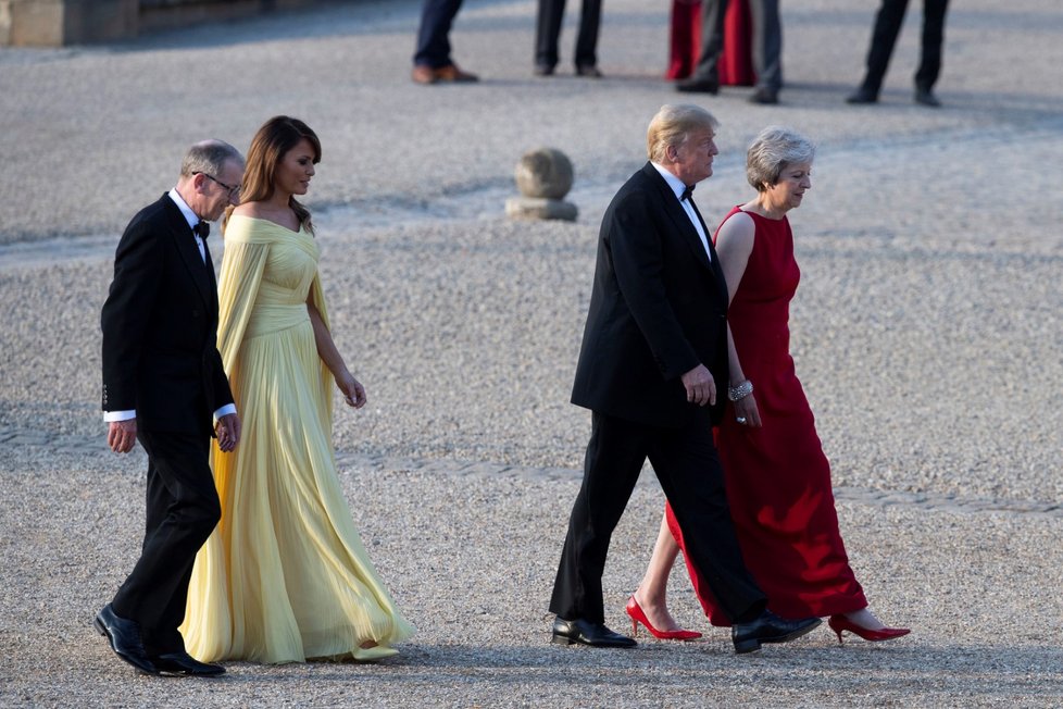 Donald Trump a Melania Trumpová na návštěvě Velké Británie. Setkali se s premiérkou Theresou Mayovou a jejím manželem Philipem 12.7. 2018