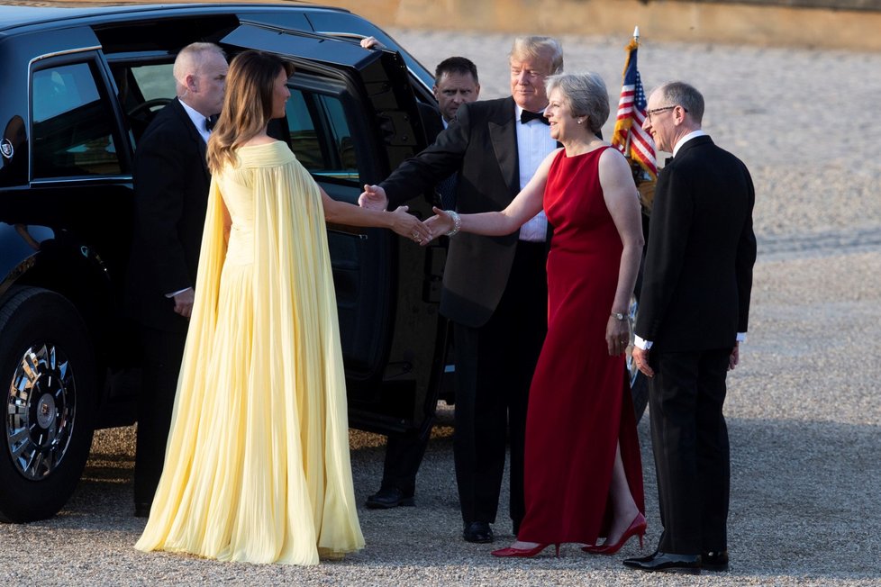 Donald Trump a Melania Trumpová na návštěvě Velké Británie. Setkali se s premiérkou Theresou Mayovou a jejím manželem Philipem 12.7. 2018