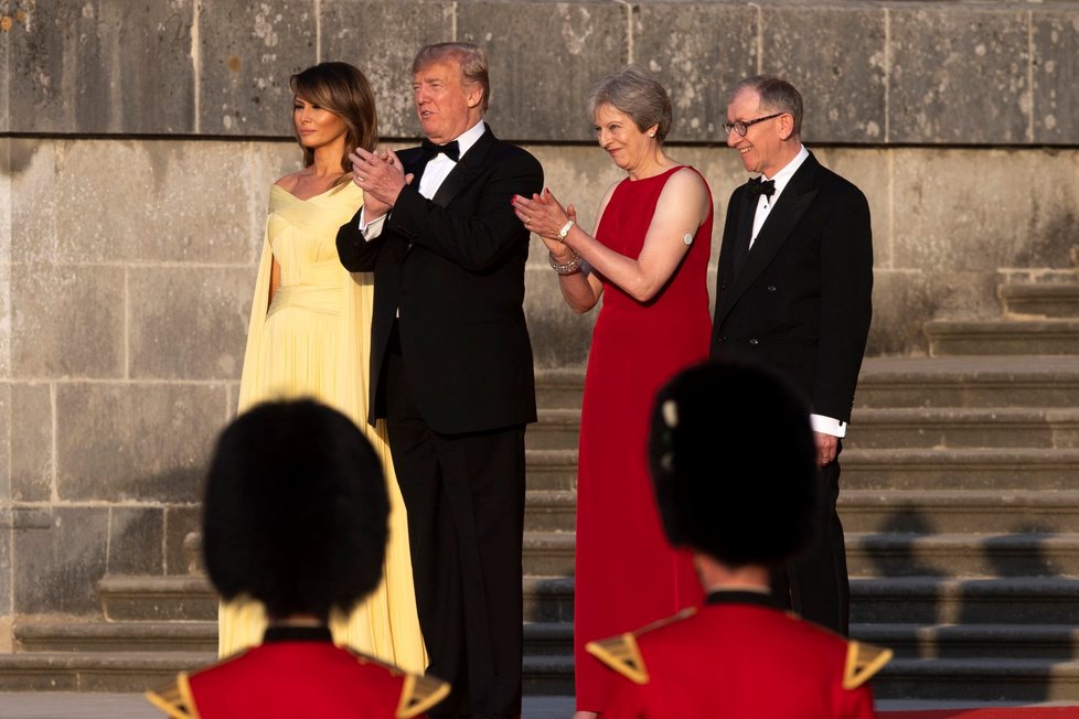 Donald Trump a Melania Trumpová na návštěvě Velké Británie. Setkali se s premiérkou Theresou Mayovou a jejím manželem Philipem 12.7. 2018