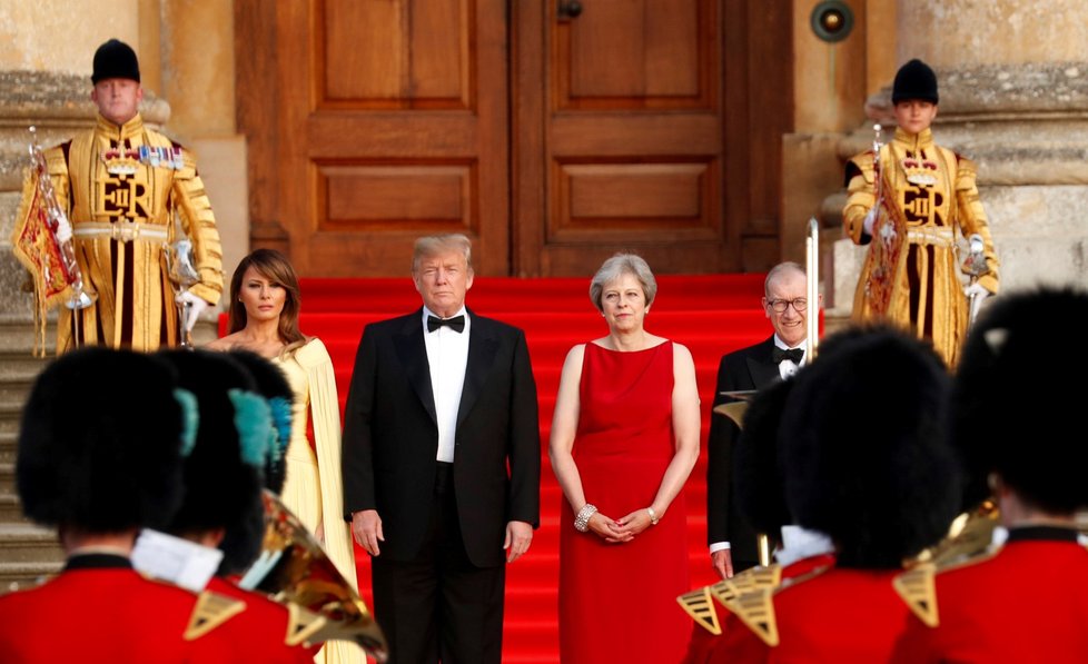 Donald Trump a Melania Trumpová na návštěvě Velké Británie. Setkali se s premiérkou Theresou Mayovou a jejím manželem Philipem 12.7. 2018