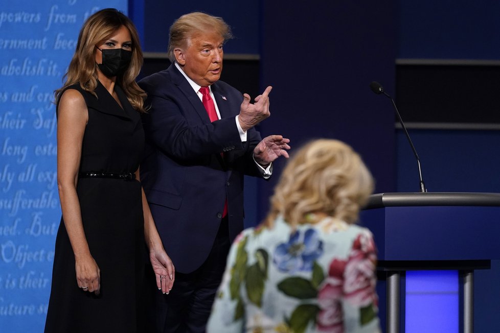 Americký prezident Donald Trump během poslední debaty před volbami s jeho ženou Melanií (23.10.2020)