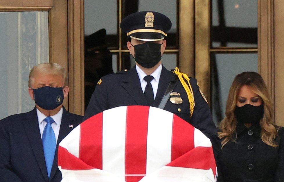 Americký prezident Donald Trump s manželkou Melanií u rakve s tělem liberální soudkyně Nejvyššího soudu Ruth Baderové Ginsburgové