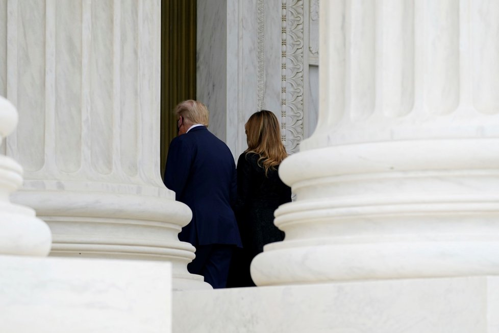 Americký prezident Donald Trump s manželkou Melanií uctili památku zesnulé liberální soudkyně Nejvyššího soudu Ruth Baderové Ginsburgové.