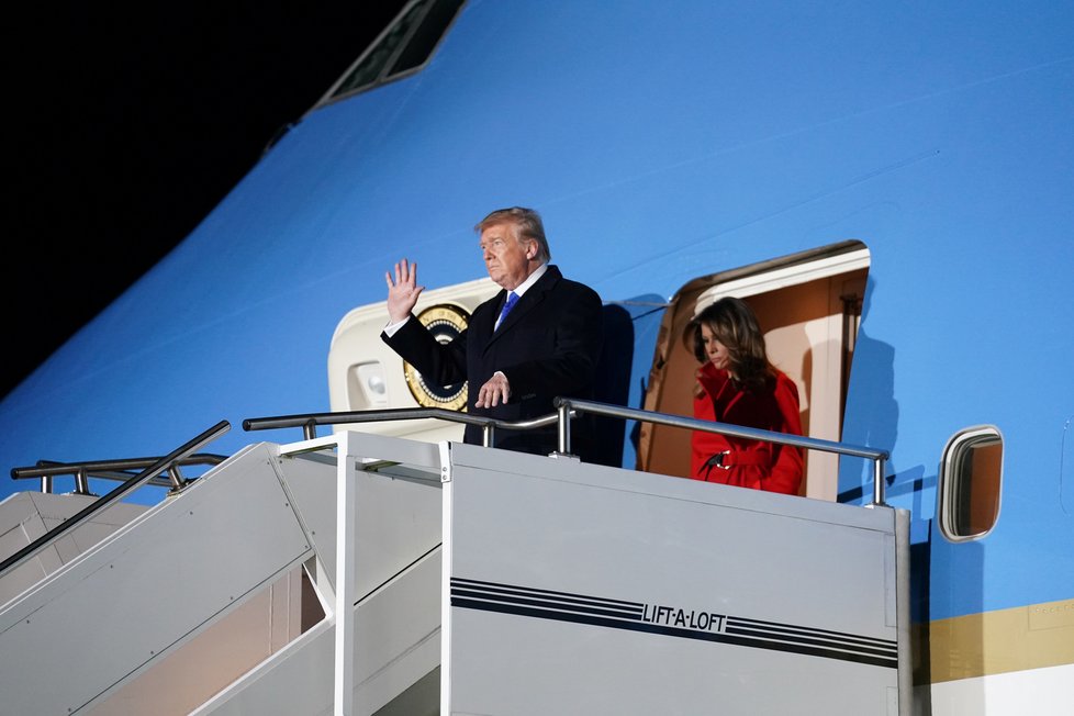 Přílet prezidenta USA Donalda Trumpa na summit NATO do Londýna. Doprovodila ho manželka Melania (2.12.2019)